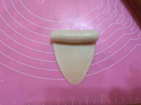 自上而下卷起，放旁边盖保鲜膜，其他面团依次做好，排列整齐。