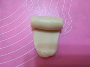 取出第一个卷好的面团，再次擀长，自上而下卷起，其他全部做好。