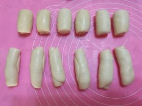 第一次卷好的面团和第二次的对比。上面一排是第二次擀卷的，下面一排是第一次擀卷的。