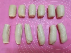 第一次卷好的面团和第二次的对比。上面一排是第二次擀卷的，下面一排是第一次擀卷的。