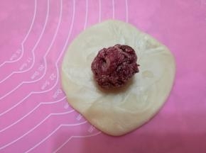 按扁，擀圆，包入玫瑰花酱馅。