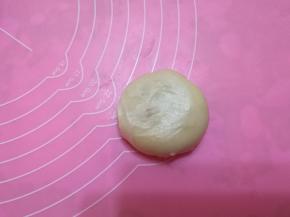 包好后翻过来，稍稍按扁。