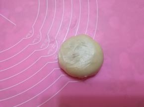 包好后翻过来，稍稍按扁。