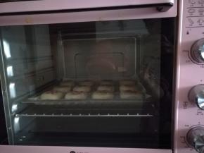 送入预热好的烤箱上下火180度25分钟即可。
