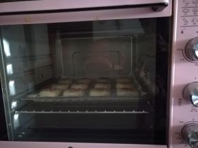 送入预热好的烤箱上下火180度25分钟即可。
