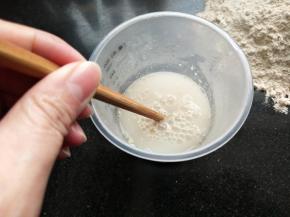 酵母加水充分搅拌