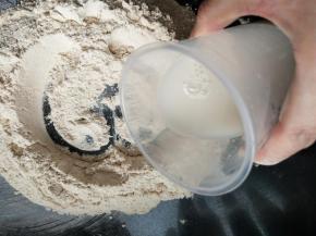 中间挖洞放入酵母水