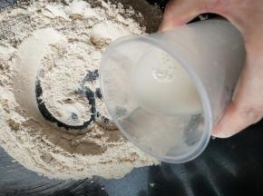 中间挖洞放入酵母水