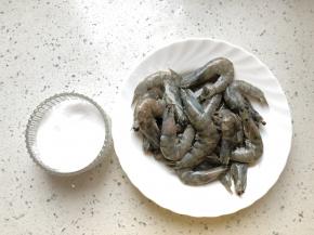 将虾开背后取出虾线，放4克食盐和柠檬汁腌10分钟