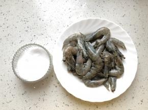 将虾开背后取出虾线，放4克食盐和柠檬汁腌10分钟