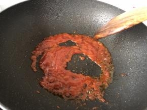 热锅热油倒入番茄沙司翻炒几下