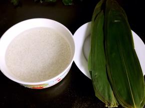 糯米提前浸泡3小时，棕叶洗净