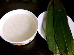 糯米提前浸泡3小时，棕叶洗净