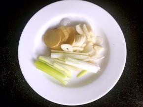 姜、蒜洗净切片，葱洗净切丝