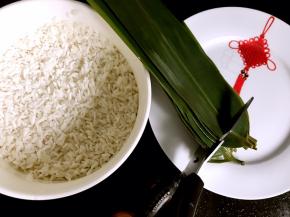 将浸泡好的糯米，洗净沥水，棕叶剪去根部