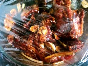 盖上保鲜膜放入冰箱冷藏，腌制一晚上