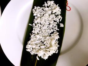 将糯米铺满棕叶的三分之一