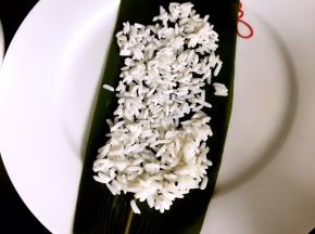 将糯米铺满棕叶的三分之一