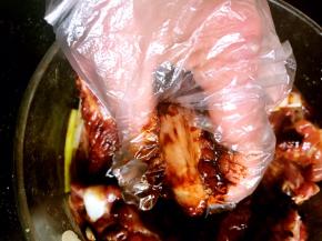 手上戴上一次性手套，将排骨揉捏片刻