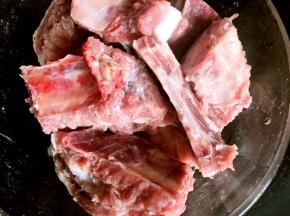 浸泡好的排骨，洗净沥水