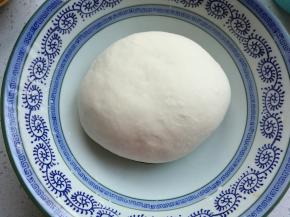 面粉加入水揉成面团。