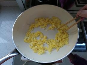 鸡蛋打散，加入盐炒熟。