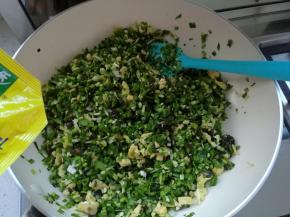 晾凉后加入洗净沥干水分切碎的韭菜和木耳，加入葱姜碎，最后加入适量鸡精香油搅拌均匀即可。