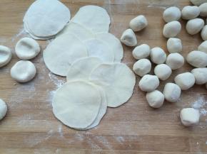 面团揪成小剂子，擀成圆片。