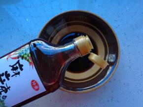 制作麻辣汤：碗内加入生抽、香醋、鸡精、胡椒粉、白芝麻，再加入仲景麻辣2勺.