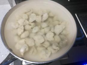 锅开后下入饺子煮熟，素馅容易煮，翻两个滚就好了