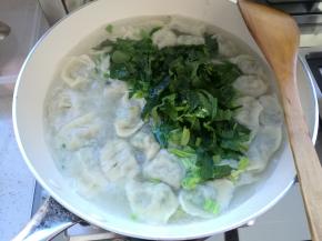 加入洗净切碎的菠菜，关火。