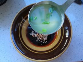 舀一勺汤把调料冲开。