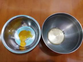 鸡清蛋黄分离分别装到两个不同的盆里，装蛋白的容器保证无油无水，以免影响蛋白打发。