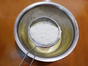 低筋面粉过筛，这样会更细腻。