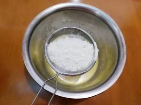 低筋面粉过筛，这样会更细腻。