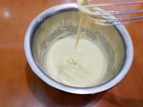 以Z字形方式搅拌均匀成缓慢滴落状态落下，不要画圈以免面糊起筋。