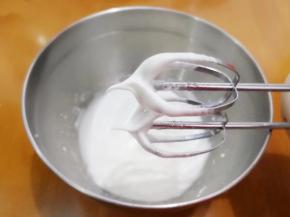 蛋清盆里加几滴柠檬汁。
电动打蛋器高速转低速蛋白打发到湿性发泡状态即可，这个不像烘焙那样讲究。