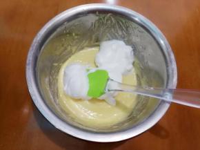 取一部分打发好的蛋白糊加入到蛋黄糊里Z字形搅拌均匀。