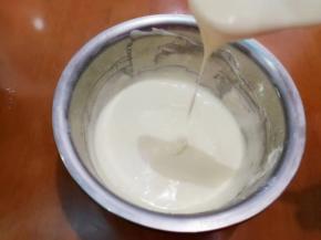 将最后一部分蛋白糊加入到蛋黄蛋白混合液中仍然以Z字形搅拌均匀，搅拌好的面糊成飘带状滴落。