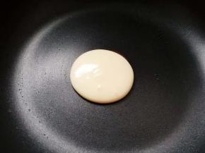 平底不粘锅刷一层薄油，汤勺舀一勺面糊由上而下慢慢倒入锅中小火慢煎，一面起小泡后翻面煎至另一面金黄即可盛出。倒面糊时注意不要晃动勺子，保持面糊在同一个点落下，这样成品会更好看，大小更均匀。