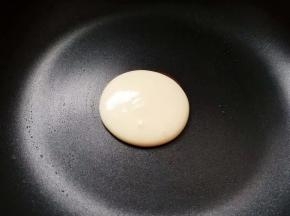 平底不粘锅刷一层薄油，汤勺舀一勺面糊由上而下慢慢倒入锅中小火慢煎，一面起小泡后翻面煎至另一面金黄即可盛出。倒面糊时注意不要晃动勺子，保持面糊在同一个点落下，这样成品会更好看，大小更均匀。