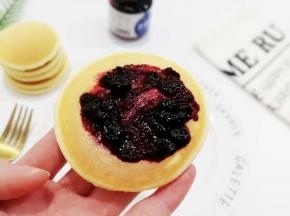 全部煎好后，两块松饼中间抹上蓝莓酱层层叠起
摆上水果点缀即可装盘。