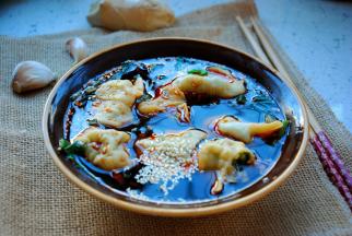 捞入煮好的饺子就可以吃了。