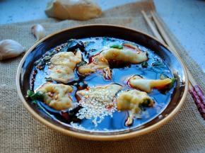 捞入煮好的饺子就可以吃了。