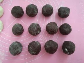 咸蛋黄用豆沙包住，揉成圆球。