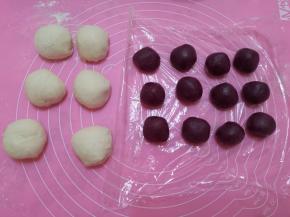 油皮面团分成6个剂子，揉圆。油酥面团分成12个小剂子，揉圆，待用。