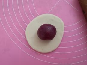 油皮擀成圆片，包裹油酥。