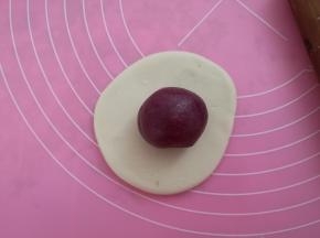 油皮擀成圆片，包裹油酥。
