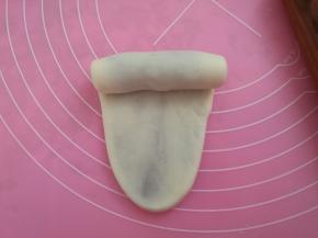 擀成长舌状，自上而下卷成卷，盖保鲜膜。