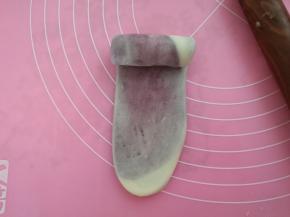 全部做好后，取第一个，再次擀成长条，自上而下卷成卷，盖保鲜膜（第二次擀卷要比第一次的宽度窄了许多